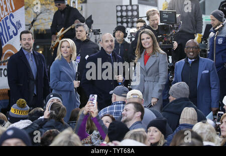 Carson show hosts Daily, Megyn Kelly, Matt Lauer Savannah Guthrie et Al Roker sourire sur scène quand Faith Hill et Tim McGraw effectuer sur le NBC Today Show du Rockefeller Center à New York le 17 novembre 2017. Photo de John Angelillo/UPI Banque D'Images