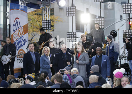 Carson show hosts Daily, Megyn Kelly, Matt Lauer Savannah Guthrie et Al Roker sourire sur scène quand Faith Hill et Tim McGraw effectuer sur le NBC Today Show du Rockefeller Center à New York le 17 novembre 2017. Photo de John Angelillo/UPI Banque D'Images