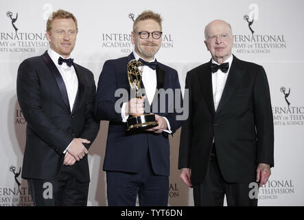 Kevin McKidd présentateur pose avec Kenneth Branagh et son prix pour la meilleure performance par un acteur dans Wallander et Bruce Paisner au 45ème International Emmy Awards à l'hôtel Hilton New York à New York le 20 novembre 2017. Photo de John Angelillo/UPI Banque D'Images