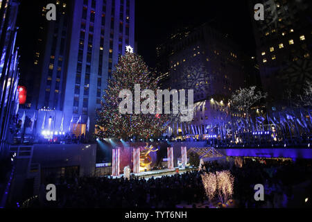 L'arbre de Noël est allumé pour la première fois de la saison à la cérémonie annuelle d'illumination de l'arbre de Noël du Rockefeller Center à New York le 29 novembre 2017. Des milliers de fêtards entassés les trottoirs pour l'événement. L'arborescence reste allumé, et peuvent être consultés jusqu'à 9h00 le 7 janvier 2018. Photo de John Angelillo/UPI Banque D'Images