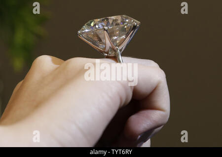 Sotheby's un des modèles de l'employé le plus grand diamant rond jamais d'apparaître lors de l'adjudication pesant 110 carats est exposée à un aperçu des médias pour Sotheby's premier 'Vie de luxe' série de vente, offrant le meilleur en matière de bijoux, montres, voitures, du vin et de la mode, chez Sotheby's à New York le 30 novembre 2017. Toutes les "Vie de luxe' expositions ouvertes au public le 30 novembre. Photo de John Angelillo/UPI Banque D'Images