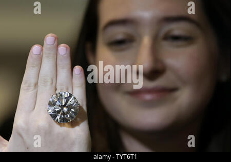 Sotheby's un des modèles de l'employé le plus grand diamant rond jamais d'apparaître lors de l'adjudication pesant 110 carats est exposée à un aperçu des médias pour Sotheby's premier 'Vie de luxe' série de vente, offrant le meilleur en matière de bijoux, montres, voitures, du vin et de la mode, chez Sotheby's à New York le 30 novembre 2017. Toutes les "Vie de luxe' expositions ouvertes au public le 30 novembre. Photo de John Angelillo/UPI Banque D'Images