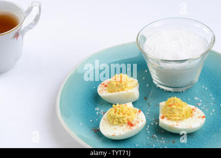 Oeufs farcis avec bol de sel Banque D'Images