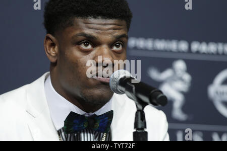 Louisville quarterback Lamar Jackson se trouve sur la scène du trophée Heisman conférence de presse à l'hôtel Marriott Marquis de New York, le 09 décembre, 2017. Les finalistes pour le trophée Heisman 2017 award sont Virginia quarterback Baker Mayfield, Louisville quarterback Lamar Jackson et Stanford runningback Bryce l'amour. Photo de John Angelillo/UPI Banque D'Images