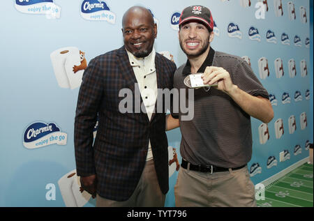 Pro Football Hall of Famer Emmitt Smith et Zach Elder tenir ensemble lors d'une toilette Charmin qui est ouvert au public à Times Square à New York le 12 décembre 2017. Pro Football Hall of Famer Emmitt Smith accueille le premier événement jamais la cuvette des toilettes et fait don de 10 000 $ pour les Jeux Olympiques spéciaux. Les toilettes sont libres et le président disposent d'une décoration et d'un unique 14 stands privés. Photo de John Angelillo/UPI Banque D'Images