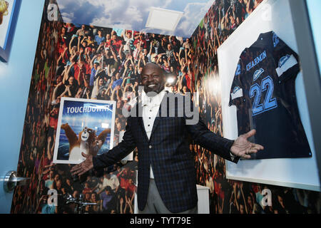 Pro Football Hall of Famer Emmitt Smith sourit alors qu'il se trouve dans un thème football Charmin Restroom qui est ouvert au public à Times Square à New York le 12 décembre 2017. Pro Football Hall of Famer Emmitt Smith accueille le premier événement jamais la cuvette des toilettes et fait don de 10 000 $ pour les Jeux Olympiques spéciaux. Les toilettes sont libres et le président disposent d'une décoration et d'un unique 14 stands privés. Photo de John Angelillo/UPI Banque D'Images