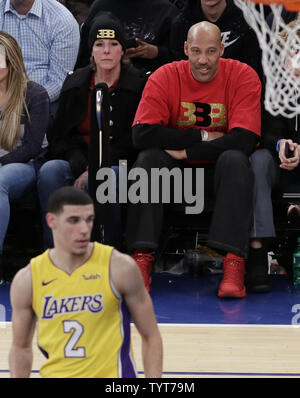 LaVar Ball regarde son Los Angeles Lakers Ballon Lonzo au premier semestre contre les New York Knicks au Madison Square Garden de New York le 12 décembre 2017. Photo de John Angelillo/UPI Banque D'Images