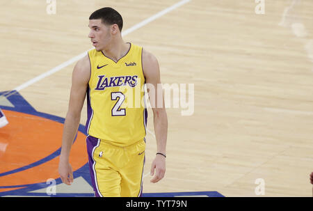 Los Angeles Lakers Ballon Lonzo se dresse sur la cour dans la première moitié contre les New York Knicks au Madison Square Garden de New York le 12 décembre 2017. Photo de John Angelillo/UPI Banque D'Images