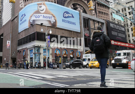 Les piétons à pied par un un magasin de toilettes Charmin dans Times Square à New York le 12 décembre 2017. Pro Football Hall of Famer Emmitt Smith accueille le premier événement jamais la cuvette des toilettes et fait don de 10 000 $ pour les Jeux Olympiques spéciaux. Les toilettes sont libres et le président disposent d'une décoration et d'un unique 14 stands privés. Photo de John Angelillo/UPI Banque D'Images