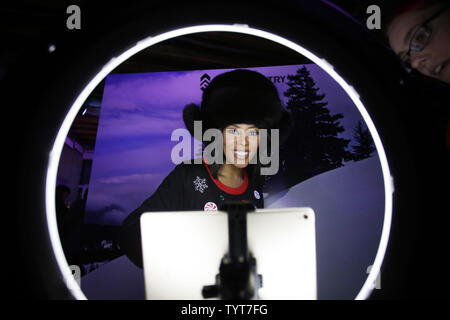 June Ambrose arrive au pays libre et l'Association des fonds d'air frais à la patinoire de célébration au Bryant Park à New York le 19 décembre 2017. Photo de John Angelillo/UPI Banque D'Images