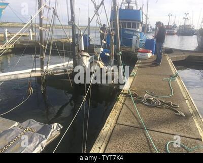 Un incident de la Garde côtière canadienne, l'équipe de la Division de la gestion du secteur du fleuve Columbia dans l'Estrie, en Orégon et Washington State Department of Ecology 41 personnel répondre aux pieds de Charlotte après avoir coulé un navire à la Marina de Westport à Westport, dans l'État de Washington, le 25 novembre 2016. Le personnel de l'IDM répondre à la pollution, tous les incidents de détresse et de menaces, les parties responsables de portefeuille responsables de dommages environnementaux et de nettoyage, et de protéger la vie marine et des ressources naturelles. Banque D'Images