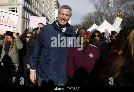 Le maire de New York, Bill De Blasio et première dame Chirlane McCraymarch passé l'hôtel Trump International à la Marche des femmes rassemblement le 20 janvier 2018 à New York. Autour de la nation des centaines de milliers d'hommes, de femmes et d'enfants ont marché sur le premier anniversaire du président Donald Trump's d'assermentation pour protester contre sa politique de l'administration et à célébrer les droits des femmes dans le monde. Photo de John Angelillo/UPI Banque D'Images