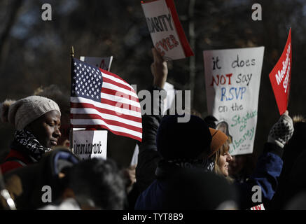 Les manifestants tiennent des affiches à la Marche des femmes rassemblement le 20 janvier 2018 à New York. Autour de la nation des centaines de milliers d'hommes, de femmes et d'enfants ont marché sur le premier anniversaire du président Donald Trump's d'assermentation pour protester contre sa politique de l'administration et à célébrer les droits des femmes dans le monde. Photo de John Angelillo/UPI Banque D'Images