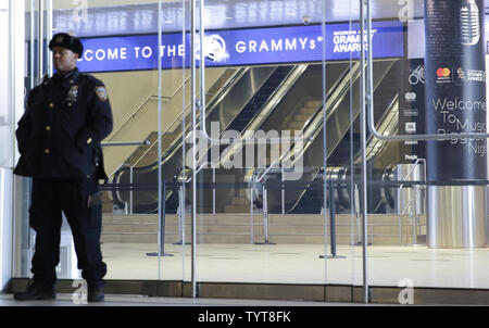 Un agent de police NYPD monte la garde à une entrée deux jours avant la 60e cérémonie annuelle de remise des prix Grammy au Madison Square Garden de New York le 26 janvier 2018. Le réseau CBS diffusera l'émission en direct du Madison Square Garden à New York. Ce sera la première fois depuis 2003 que la cérémonie ne sera pas tenu à Los Angeles. Photo de John Angelillo/UPI Banque D'Images