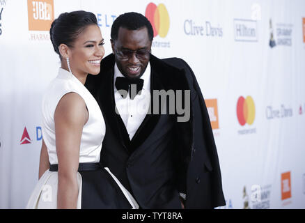 Cassie Ventura et Sean 'Diddy' Combs arrivent sur le tapis rouge à la Clive Davis et Académie de l'enregistrement et pré-Gala des GRAMMY GRAMMY Hommage aux icônes de l'industrie en l'honneur de Jay-Z le 27 janvier 2018 à New York. Photo de John Angelillo/UPI Banque D'Images