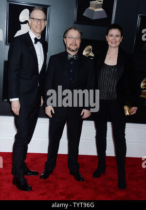 Michael Graves, Steven Lance Ledbetter et Avril Ledbetter arrivent sur le tapis rouge à la 60e cérémonie des Grammy Awards annuels au Madison Square Garden de New York le 28 janvier 2018. Le réseau CBS diffusera l'émission en direct du Madison Square Garden à New York. Ce sera la première fois depuis 2003 que la cérémonie ne sera pas tenu à Los Angeles. Photo par Dennis Van Tine/UPI Banque D'Images