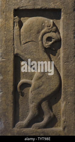 Lion représenté sur le grès étrusque en forme de pilier cippus du tumulus de tombes chambré datée de 550-500 BC trouvés près de Florence, en Italie, maintenant exposée dans l'Altes Museum de Berlin, Allemagne. Banque D'Images