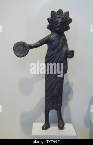 Statuette en bronze étrusque d'un prêtre qui date de la 3e à la 2e siècle avant J.-C. sur l'affichage dans l'Altes Museum de Berlin, Allemagne. Banque D'Images