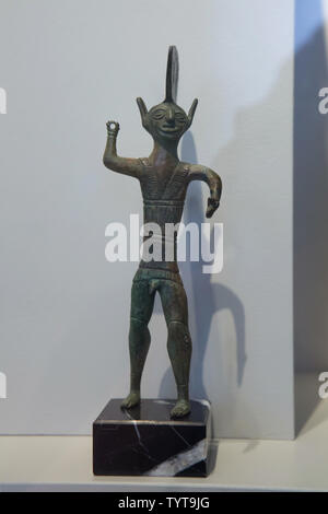 Statuette en bronze étrusque d'un prêtre qui date de la 3e à la 2e siècle avant J.-C. sur l'affichage dans l'Altes Museum de Berlin, Allemagne. Banque D'Images