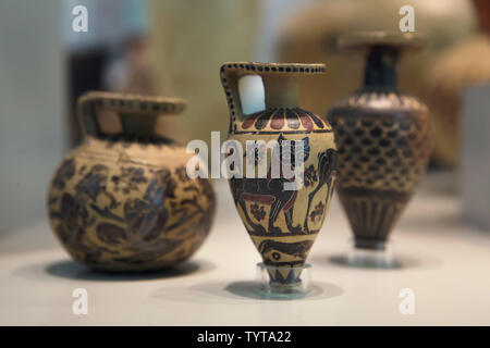 Poteries anciennes ornées de chapiteaux corinthiens datant de peinture vase vers 700 AV sur l'affichage dans l'Altes Museum de Berlin, Allemagne. Banque D'Images