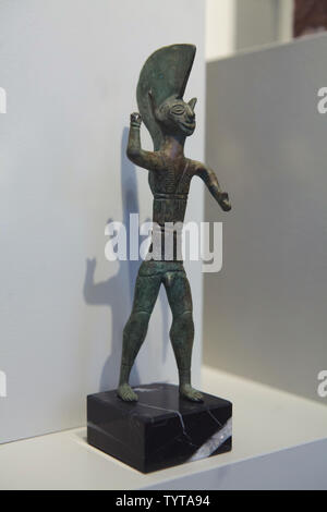 Statuette en bronze étrusque d'un prêtre qui date de la 3e à la 2e siècle avant J.-C. sur l'affichage dans l'Altes Museum de Berlin, Allemagne. Banque D'Images