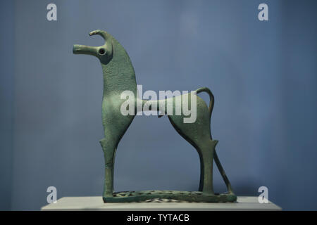 Statuette en bronze d'un cheval probablement du sanctuaire de Zeus à Olympie en Grèce, datées du autour de 730 avant J.-C., maintenant exposée dans l'Altes Museum de Berlin, Allemagne. Banque D'Images