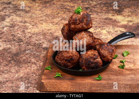 Pile de boulettes de viande à la poêle en fonte Banque D'Images
