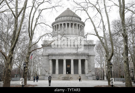 Les visiteurs et les piétons à pied les terrains autour de Grant's Tomb connu officiellement sous le nom de General Grant National Memorial on President's Day à New York le 19 février 2018. La dernière demeure du président Ulysses S. Grant et sa femme, Julia, est le plus grand mausolée d'Amérique du Nord. President's Day est une maison de vacances célébrée le troisième lundi de février et a été établi en 1885 en reconnaissance du président George Washington. Photo de John Angelillo/UPI Banque D'Images