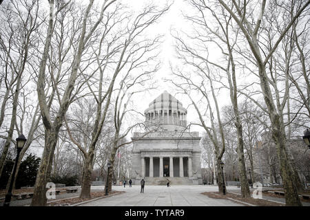 Les visiteurs et les piétons à pied les terrains autour de Grant's Tomb connu officiellement sous le nom de General Grant National Memorial on President's Day à New York le 19 février 2018. La dernière demeure du président Ulysses S. Grant et sa femme, Julia, est le plus grand mausolée d'Amérique du Nord. President's Day est une maison de vacances célébrée le troisième lundi de février et a été établi en 1885 en reconnaissance du président George Washington. Photo de John Angelillo/UPI Banque D'Images