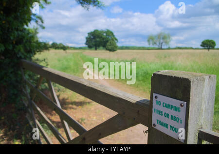 Aucun Camping signe sur Gate à champ près de Maidenhead Berkshire UK Banque D'Images