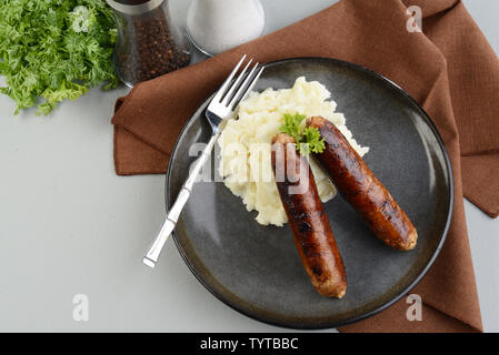 Vue de dessus avec une fourchette saucisses chorizo et persil Banque D'Images