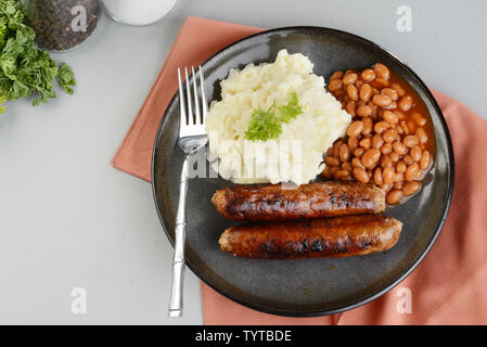 Vue de dessus avec la purée de pommes de terre, saucisses chorizo, haricots Banque D'Images