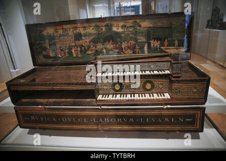 Un Double par Hans Ruckers virginal de l'Aîné de 1581 est exposée à une presse d'aperçu pour 'l'Art de la musique : Les nouveaux instruments de musique de galeries à Metropolitan Museum of Art le 23 mars 2018 dans la ville de New York. 'L'Art de la musique :' présente quatre mille ans d'instruments de musique du monde entier. Photo de John Angelillo/UPI Banque D'Images