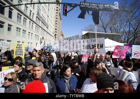 Maintenez les marcheurs des panneaux à la Marche pour la vie manifestation à New York le 24 mars 2018. La ville de New York. Des centaines de milliers d'enfants et d'adultes à travers le pays sont attendus pour participer à des rassemblements samedi dans le cadre de la marche pour notre vie mouvement qui est né de la Saint-Valentin fusillade dans un parc, en Floride, qui a tué 17 étudiants et membres du personnel. Photo de John Angelillo/UPI Banque D'Images