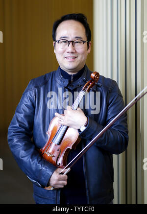 Violoniste sud-coréen Hyung Joon a remporté avec son violon dans Brookfield Place le 19 avril 2018 à New York. Violoniste sud-coréen Hyung Joon a gagné a poursuivi les projets de paix Corée depuis près d'une décennie à travers la musique. Il a dirigé un projet d'orchestre à la zone démilitarisée coréenne lourdement fortifiées en 2015 qui est le thème de l'court documentaire '9 à 38' de la sa première au Festival du film de Tribeca 2018. Photo de John Angelillo/UPI Banque D'Images