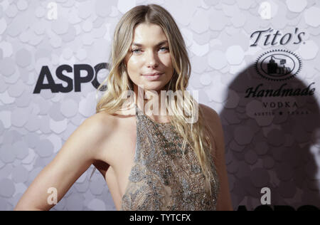 Jessica Hart arrive sur le tapis rouge à la 21e édition de Bergh Ball organisé par l'ASPCA à l'hôtel Plaza le 19 avril 2018 à New York. Photo de John Angelillo/UPI Banque D'Images