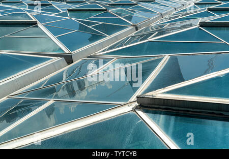 Sous Windows. Plafond transparent, le toit ou le mur avec unités de verre générique. Vitrage structurel rétroéclairé. Close-up de l'architecture moderne fragment. Résumé ge Banque D'Images