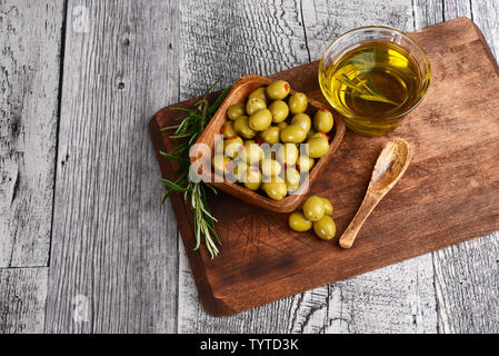 Vue de dessus bol en bois de piment olives à l'huile de coupe Banque D'Images