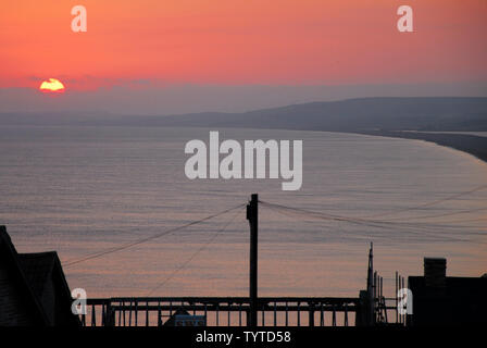 Chesil Beach, île de Portland, Dorset, UK. 26 juin 2019. Un jour chaud et humide sur l'Île de Portland se termine par une pêche coucher de soleil sur plage de Chesil. crédit : Stuart fretwell/Alamy Live News Banque D'Images