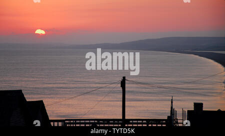 Chesil Beach, île de Portland, Dorset, UK. 26 juin 2019. Un jour chaud et humide sur l'Île de Portland se termine par une pêche coucher de soleil sur plage de Chesil. crédit : Stuart fretwell/Alamy Live News Banque D'Images