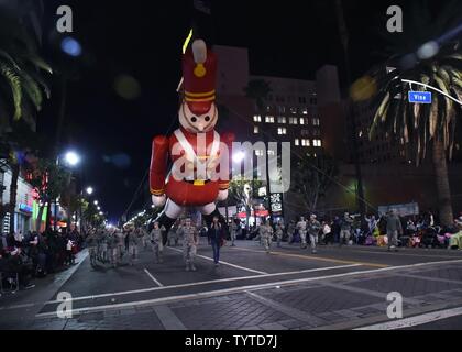 Aviateurs de l'espace et systèmes de missiles Centre à Los Angeles Air Force Base dompter un ballon lors de la 85e parade de Noël annuel Hollywood, à Hollywood, Californie, 27 nov., 2016. Banque D'Images