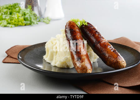 Deux avec la purée de pommes de terre, saucisses chorizo Banque D'Images