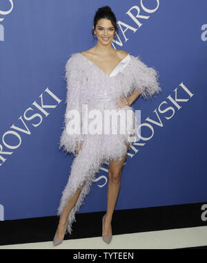 Kendall Jenner arrive sur le tapis rouge à la CFDA Fashion Awards 2018 au Brooklyn Museum le 4 juin 2018 à New York. Photo de John Angelillo/UPI Banque D'Images