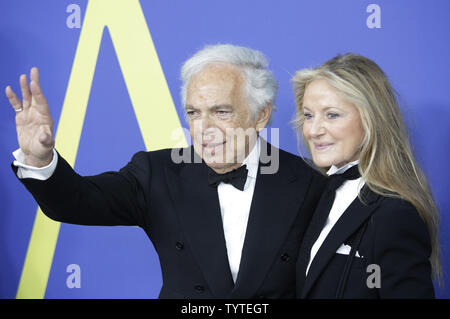 Ralph Lauren et Ricky Anne Loew-Beer arrivent sur le tapis rouge à la CFDA Fashion Awards 2018 au Brooklyn Museum le 4 juin 2018 à New York. Photo de John Angelillo/UPI Banque D'Images