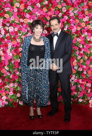 Brooke Adams et Tony Shalhoub arrivent sur le tapis rouge à la 72e Assemblée Annuelle des Tony Awards au Radio City Music Hall le 10 juin 2018 à New York. Photo par Serena/Xu-Ning UPI Banque D'Images