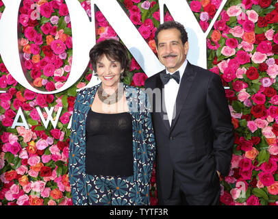 Brooke Adams et Tony Shalhoub arrivent sur le tapis rouge à la 72e Assemblée Annuelle des Tony Awards au Radio City Music Hall le 10 juin 2018 à New York. Photo par Serena/Xu-Ning UPI Banque D'Images