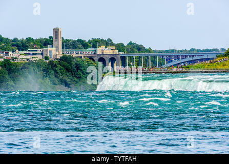 NIAGARA FALLS, CANADA - LE 27 AOÛT 2017 : les touristes voir les chutes du Niagara à partir d'une plate-forme du côté américain, en face du côté canadien. Banque D'Images