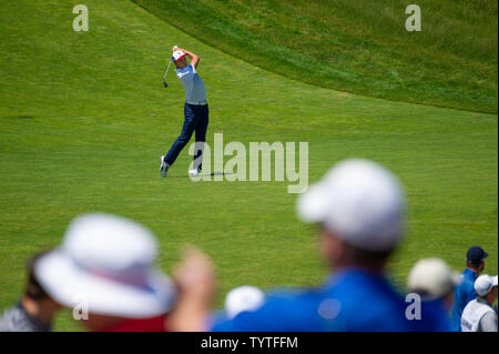 Ricky Fowler hits à partir de la 9e fairway dans le premier tour de l'US Open Championship 118e à Shinnecock Hills Golf Club à Southampton, New York le 14 juin 2018. Photo par Corey Sipkin/UPI Banque D'Images