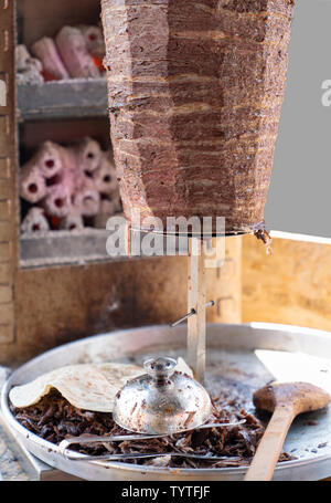 Moyen Orient brochettes grillées, viande de mouton agneau traditionnel servi dans shawarma ou kebab sandwich en Méditerranée, les pays arabes de brochettes cuites. Banque D'Images