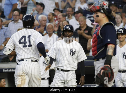 New York Yankees Didi Grégoire célèbre avec New York Yankees Miguel Andujar après Andujar frappe un home run run 2 dans la 4e manche contre les Red Sox de Boston au Yankee Stadium de New York le 29 juin 2018. Photo de John Angelillo/UPI Banque D'Images